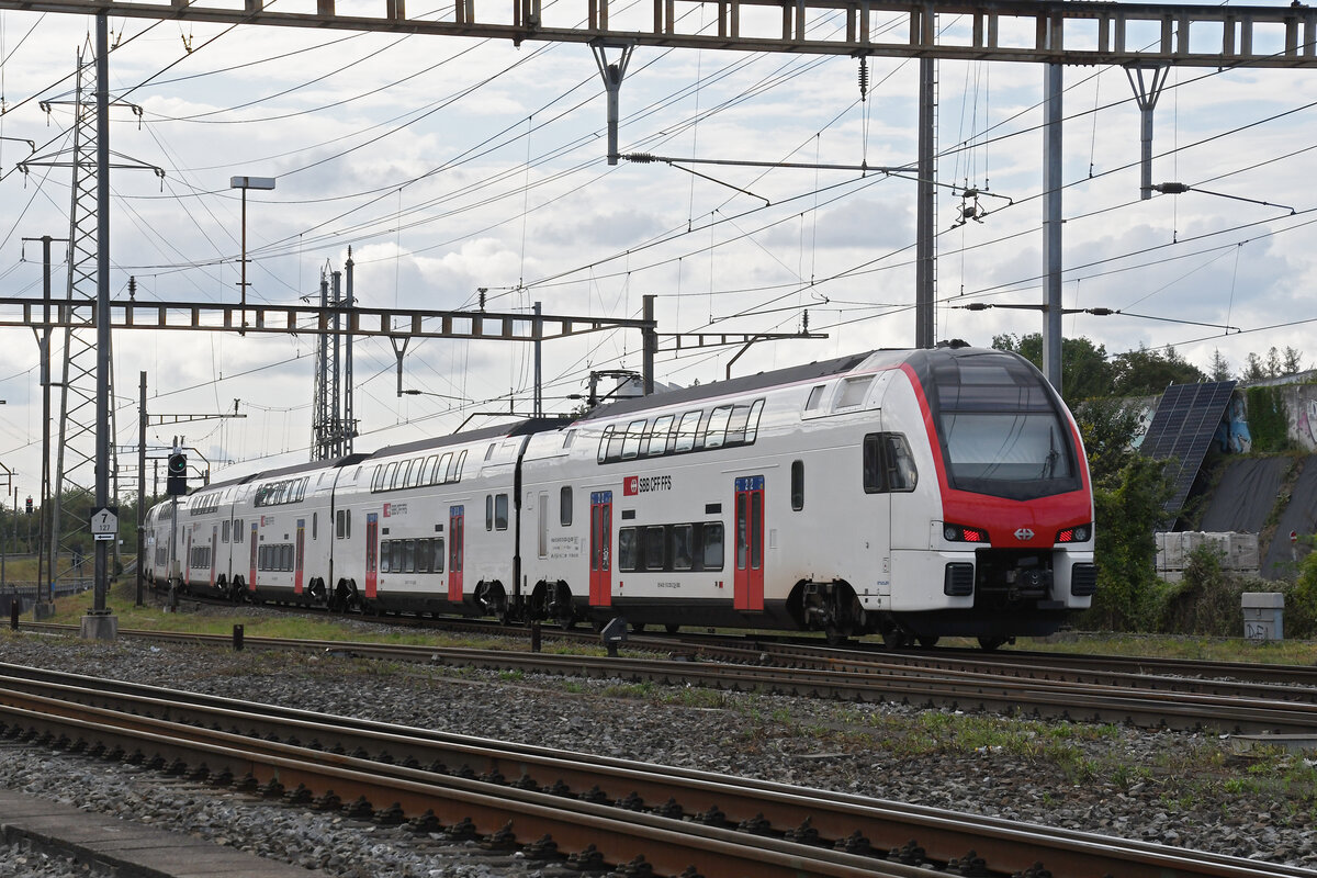 RABe 512 020-4 KISS durchfährt am 04.09.2024 den Bahnhof Pratteln.