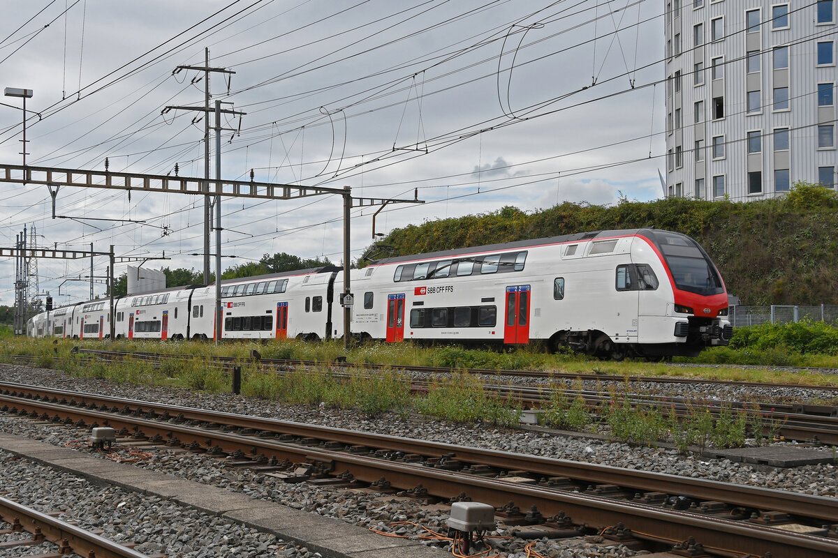 RABe 512 021-2 Kiss durchfährt am 23.07.2024 den Bahnhof Pratteln.