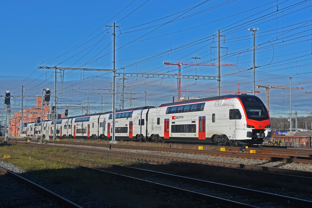 RABe 512 033-7 KISS durchfährt am 16.12.2024 den Bahnhof Muttenz.