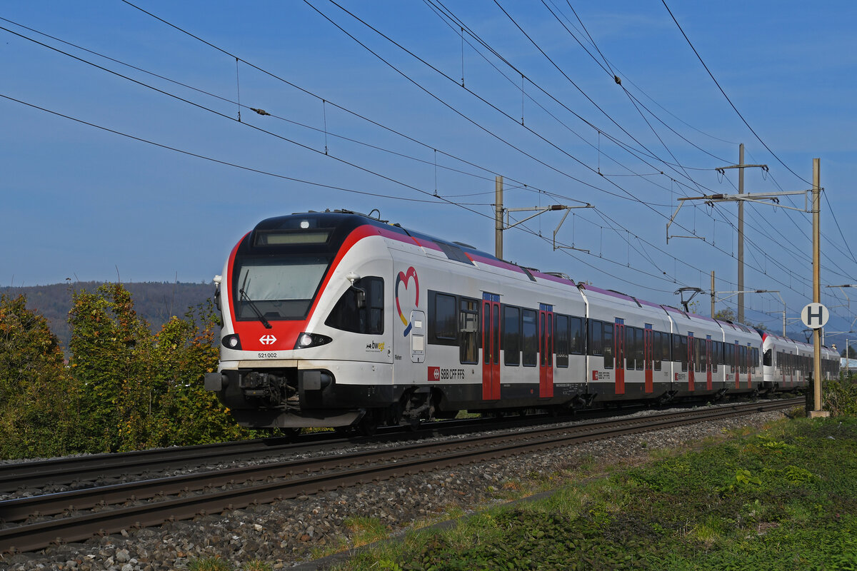 RABe 521 002, auf der S1, fährt am 05.11.2024 zur Station Salina Raurica. Aufnahme Pratteln.