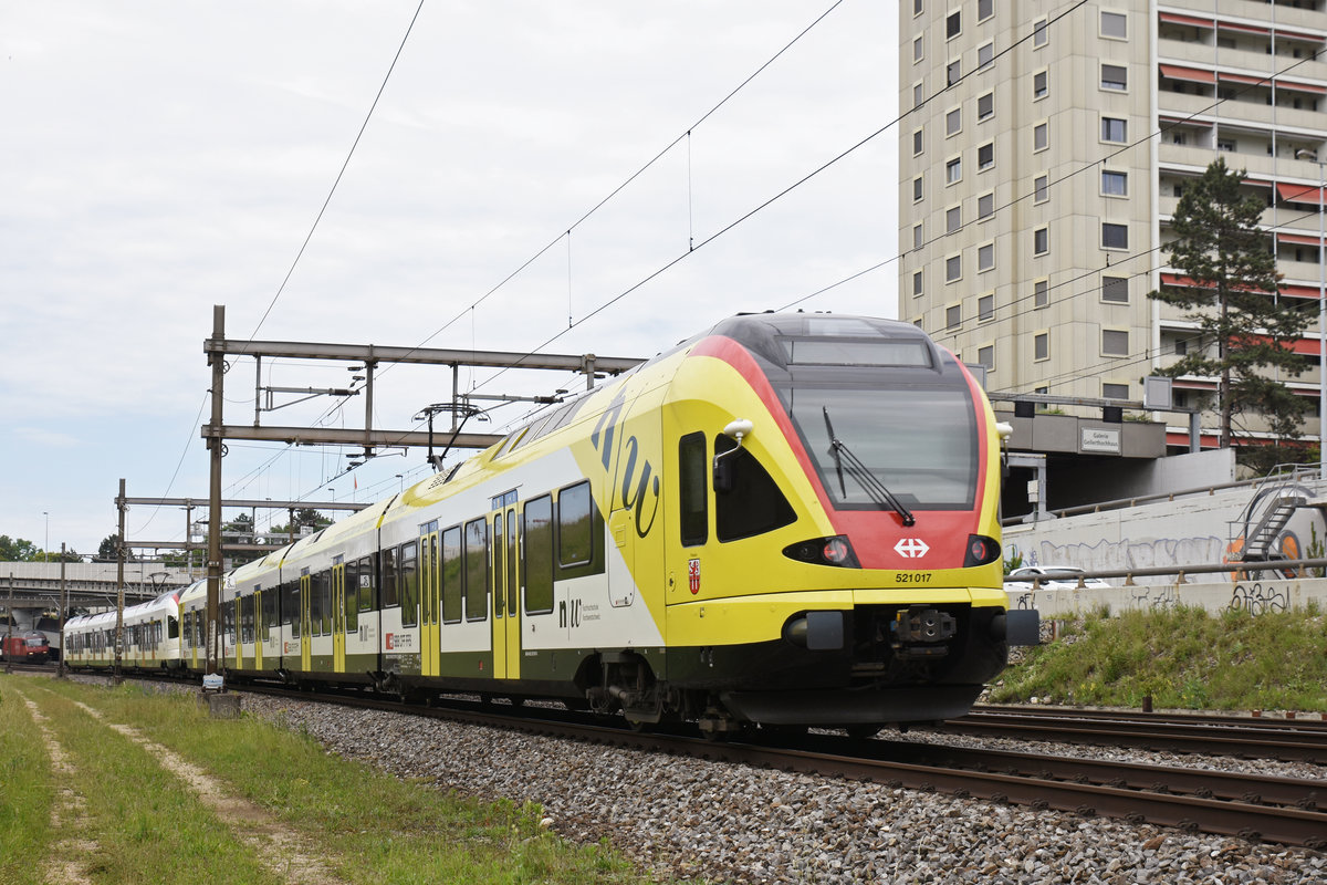 RABe 521 017, ausnahmsweise im Einsatz von Basel nach Flughafen Zürich, fährt Richtung Bahnhof SBB. Die Aufnahme stammt vom 21.05.2018