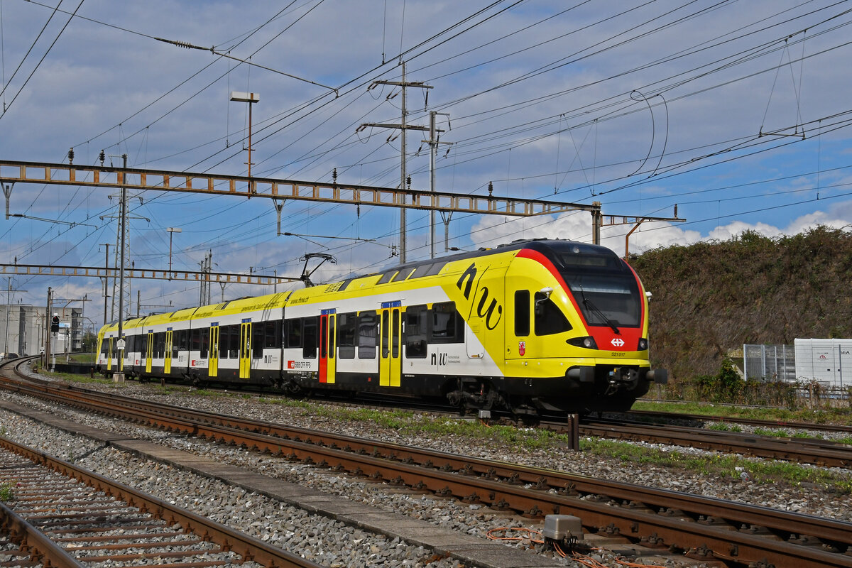 RABe 521 017 mit der Werbung für die Fachhochschule Muttenz, auf der S3, fährt am 24.09.2024 zum Bahnhof Pratteln.