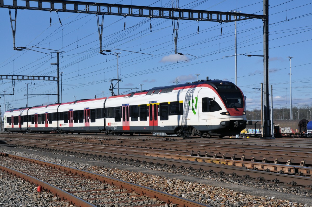 RABe 521 024 auf der S3 fährt in den Bahnhof Muttenz ein. Die Aufnahme stamm vom 09.02.2014.