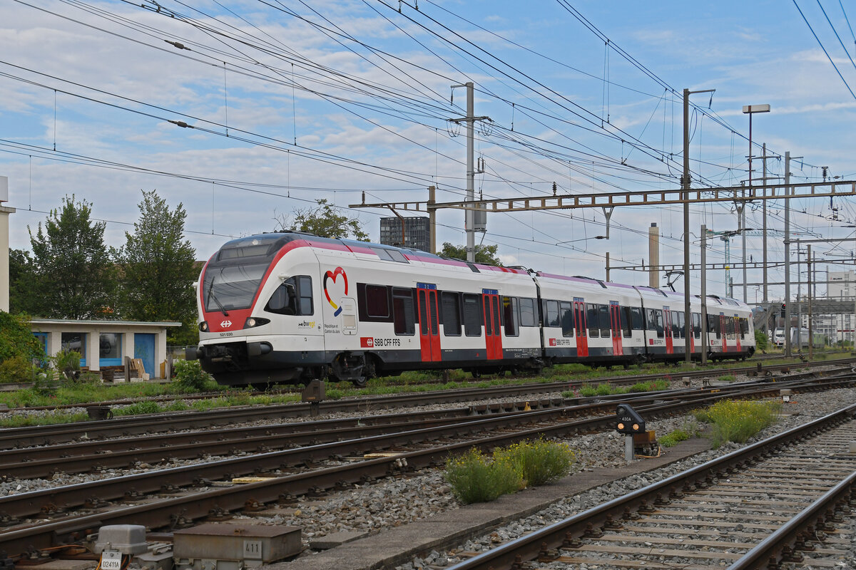 RABe 521 030, auf der S1, verlässt am 04.09.2024 den Bahnhof Pratteln.