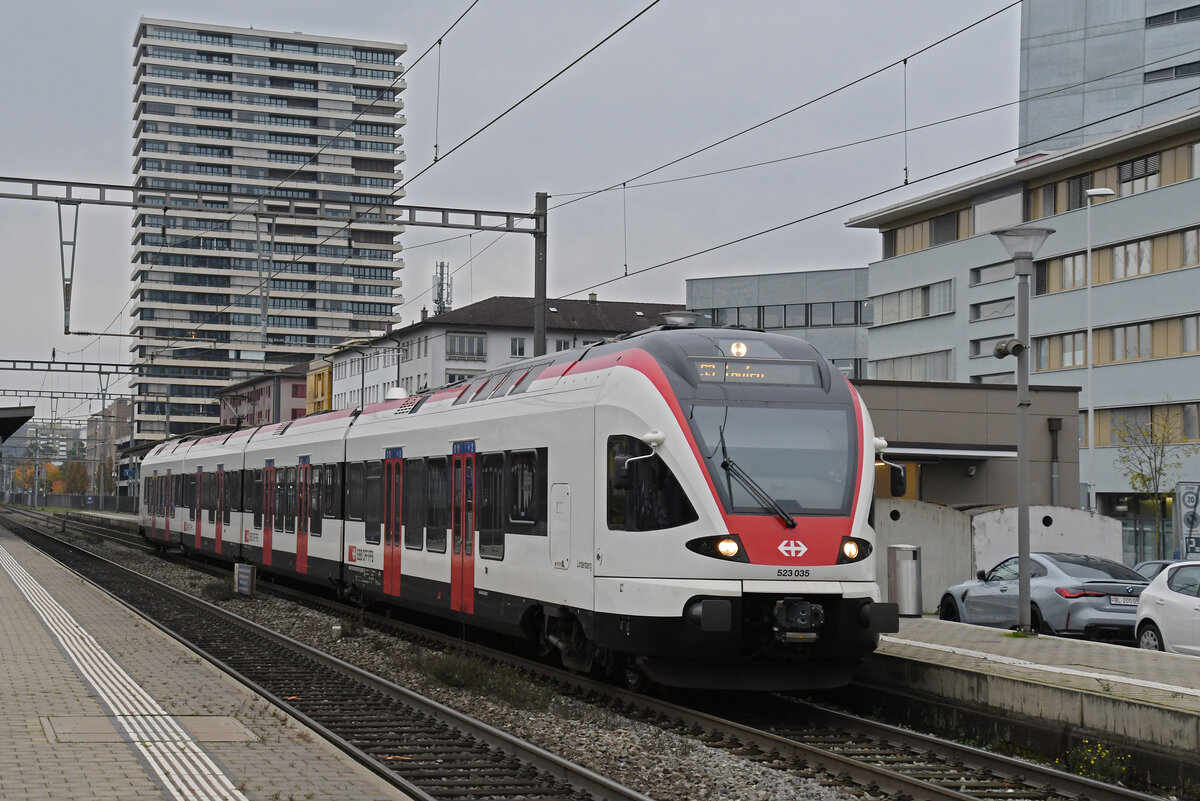 RABe 523 035, auf der S3, wartet am 13.11.2024 beim Bahnhof Pratteln.