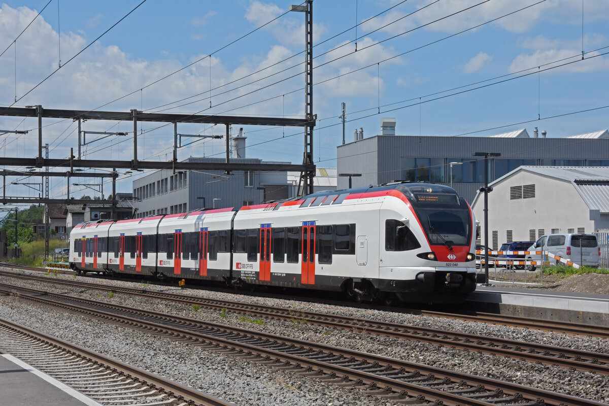 RABe 523 040, auf der S23, fährt am 10.06.2024 beim Bahnhof Rupperswil ein.