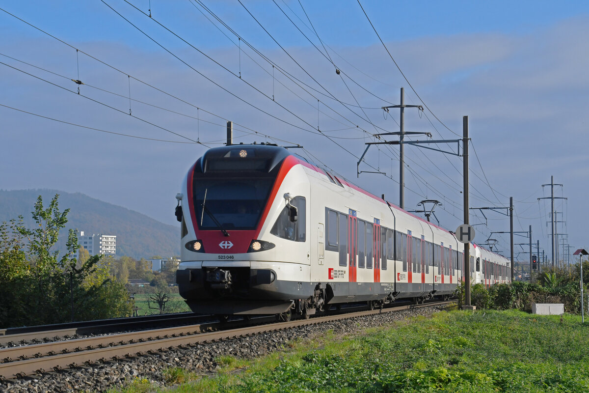 RABe 523 046, auf der S1, fährt am 24.10.2024 Richtung Bahnhof Pratteln.