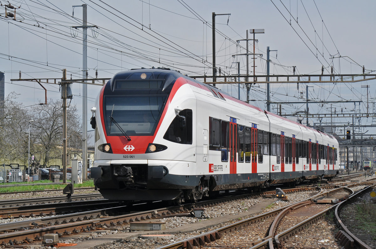 RABe 523 061, auf der S3, verlässt den Bahnhof Pratteln. Die Aufnahme stammt vom 09.04.2018.