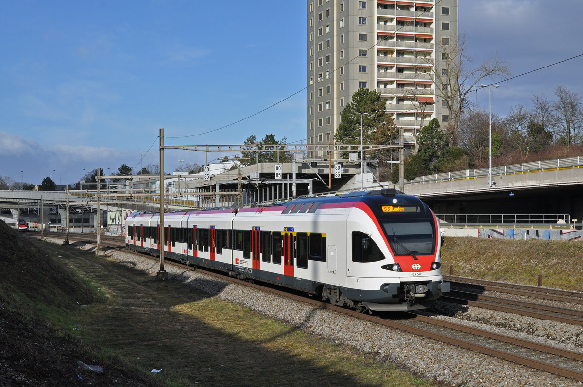 RABe 523 067, auf der S3, fährt Richtung Bahnhof SBB. Die Aufnahme stammt vom 02.01.2018.