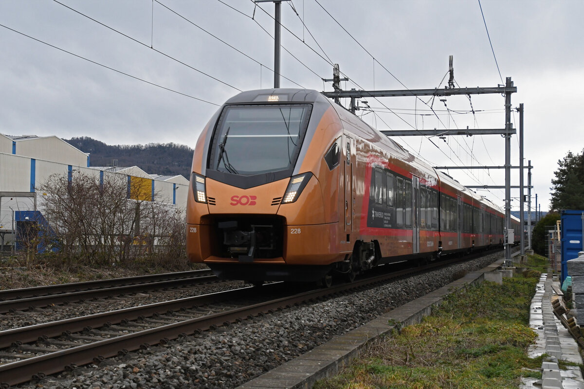 RABe 526 228 Traverso der SOB fährt am 02.01.2025 Richtung Bahnhof Lausen.