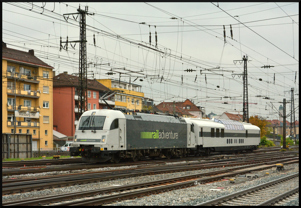 RADVE 183 500-8 mit dem LUXON Aussichtswagen (CH-RADVE 61 85 8990 003-3 SRmz) als DZ 1398 München - Braunschweig am 24.10.2024 in Würzburg.