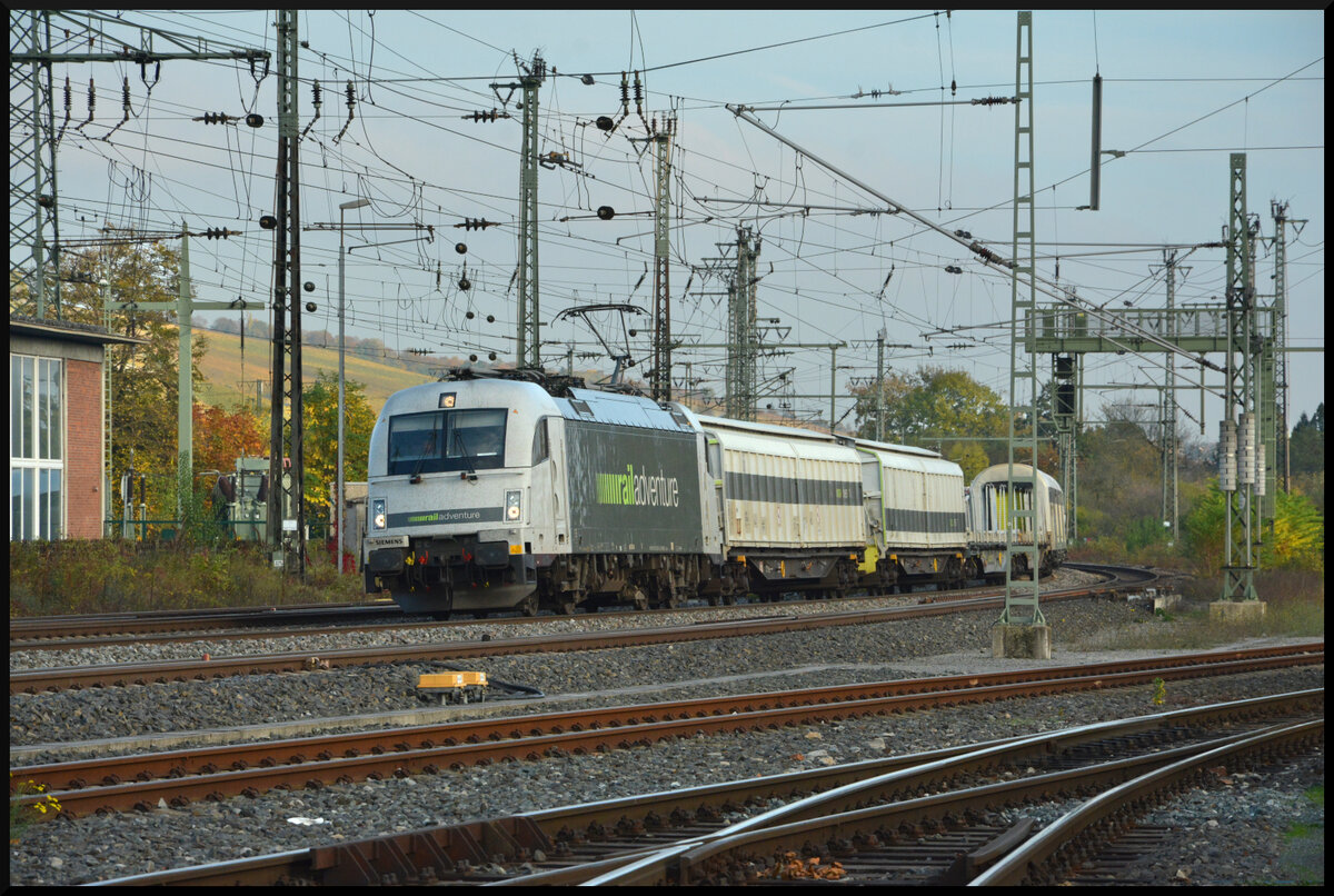 RADVE 183 500-8 mit mehreren Kuppelwagen und den neuen Vectron TXL 7193 308-2, Railpool 6193 187-2 sowie TXL 7193 324-9  am 26.10.2024 in Würzburg-Zell.