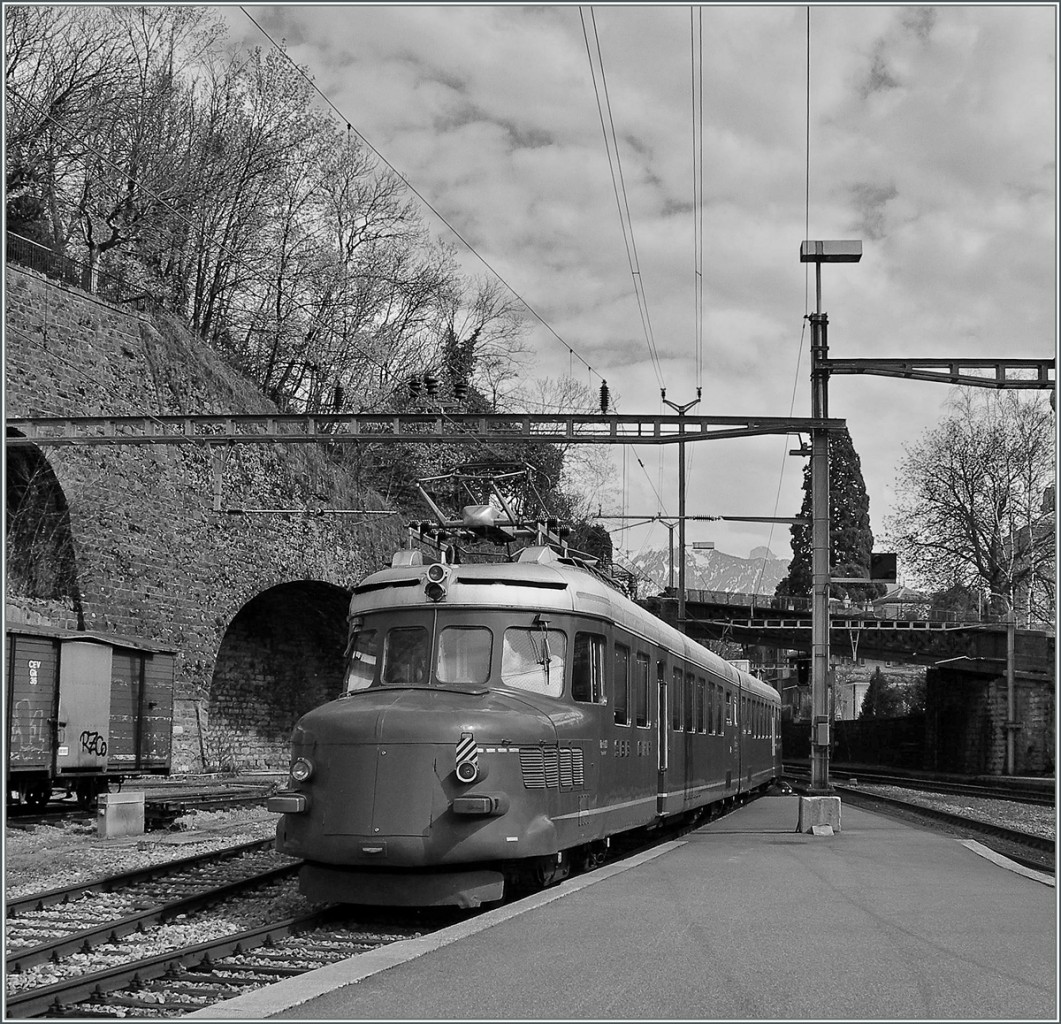 RAe 4/8 1021   Churchill   verlässt Vevey Richtung Montreux.
17. April 2006