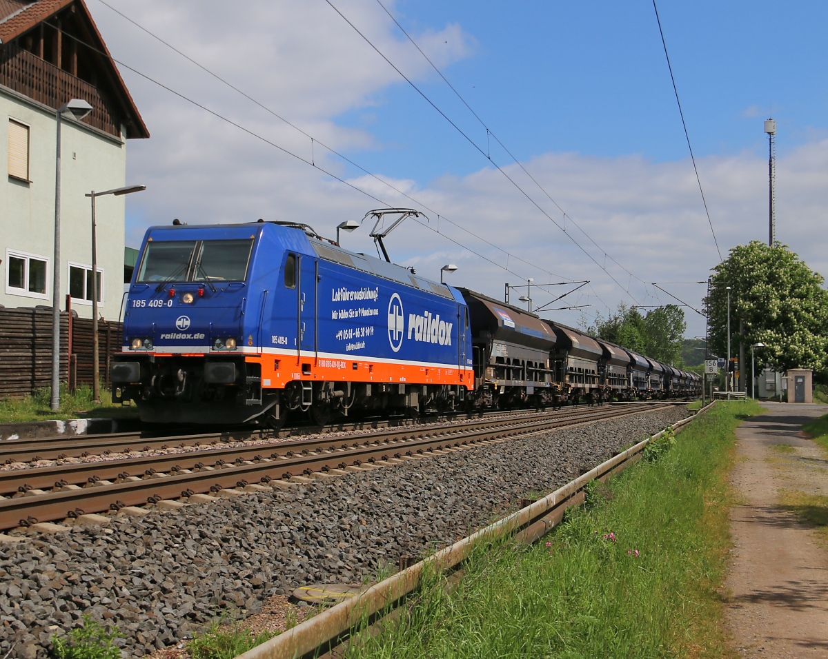 Raildox 185 409-0 mit Schüttgutwagen-Ganzzug in Fahrtrichtung Süden. Aufgenommen in Ludwigsau-Friedlos am 14.05.2016.