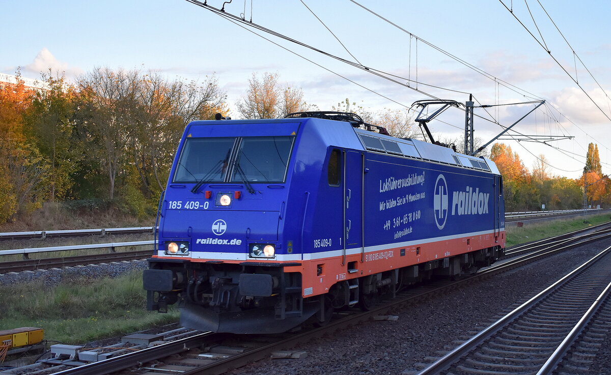  Raildox GmbH & Co. KG, Erfurt [D] mit ihrer  185 409-0  [NVR-Nummer: 91 80 6185 409-0 D-RDX] am 23.10.24 Höhe Bahnhof Berlin Hohenschönhausen.