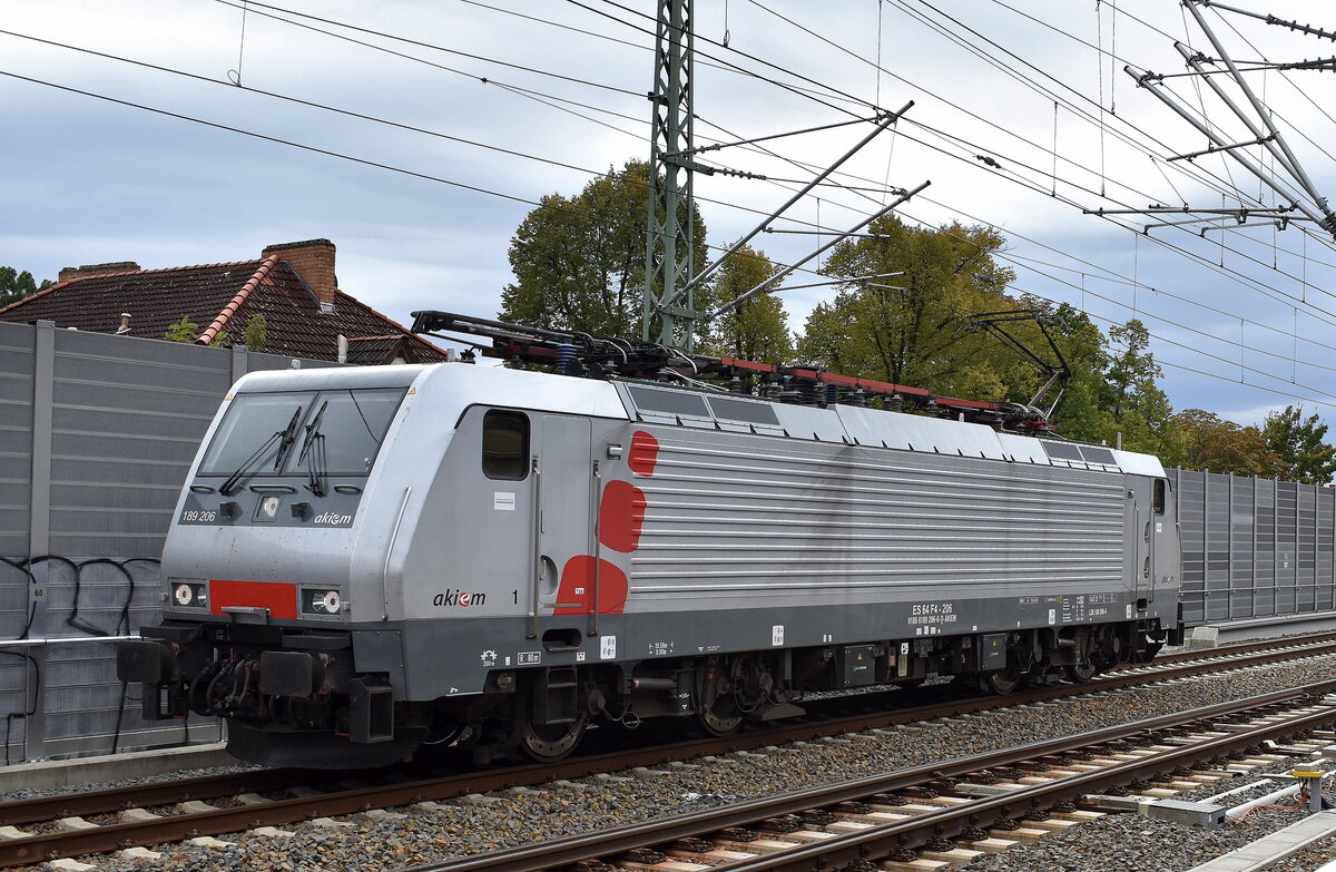 Raildox GmbH & Co. KG, Erfurt [D] mit der Akiem Lok  189 206  [NVR-Nummer: 91 80 6189 206-6 D-AKIEM] am 07.10.24 Höhe Bahnhof Berlin Karow.