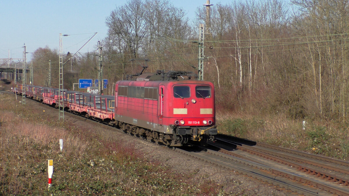 Railpool 151 113-8 fährt im Dienst von DB Cargo von Wanne-Eickel kommend auf die Nokiabahn in Richtung Bochum. (Herne, 11.03.2022)