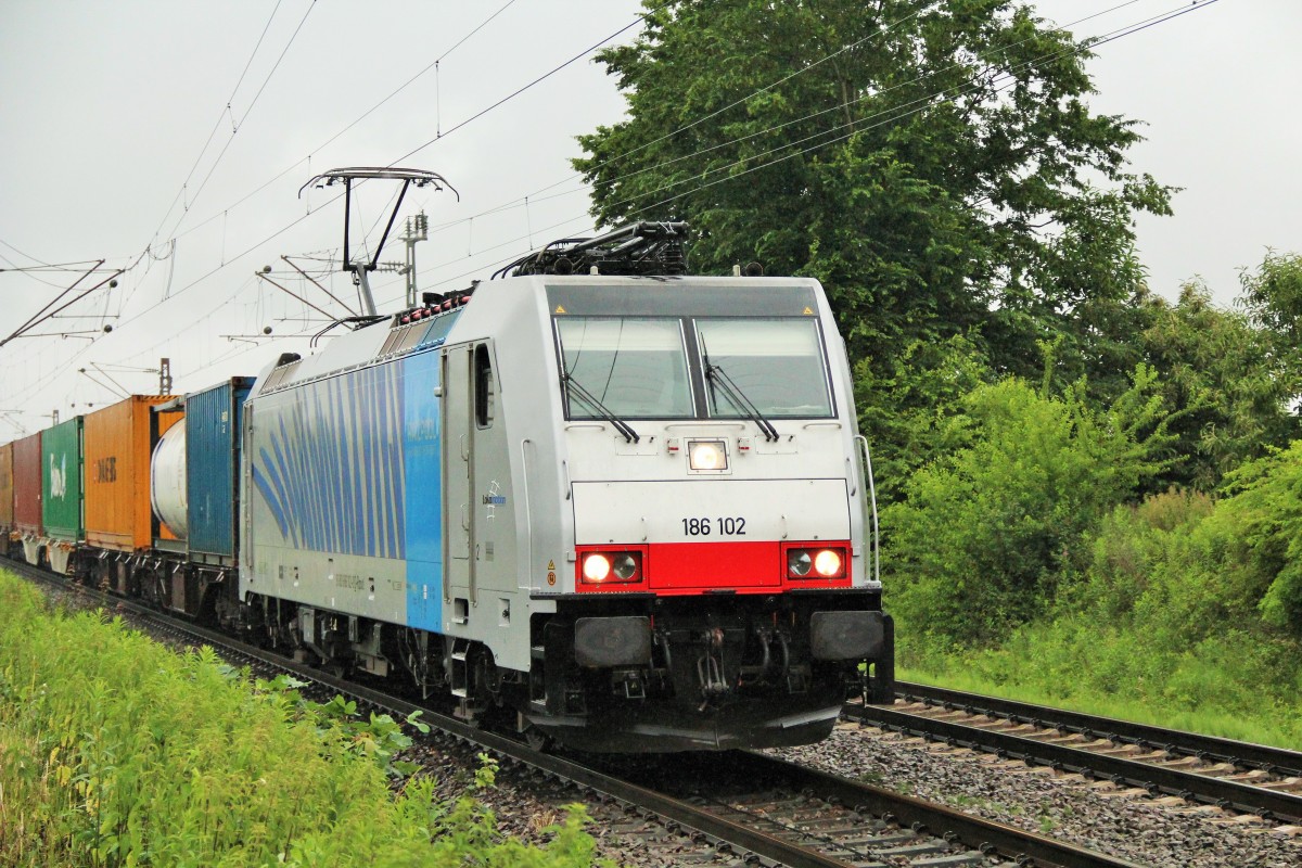 Railpool 186 102-0 (vermietet an Locomotion) bei leichtem Regen zwischen Denzlingen und Gundelfingen. 18.06.2015