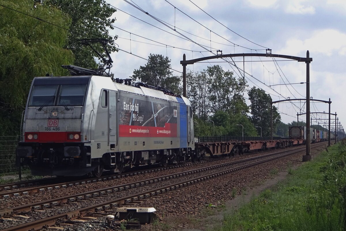 Railpool 186 496 schleppt ein beinahe leeren Conmbinant-Shuttle bei Hulten am 16 Augustus 2019. Die Episode der railpool 186er für DB Cargo dauerte noch kein zwei Jahre und war ein Zwischenzug bevor die Vectronen in Belgien zugelassen waren. Meistens wurden die TRAXXen für Containerzüge, wie hier der Combinant-KLV eingesetzt.