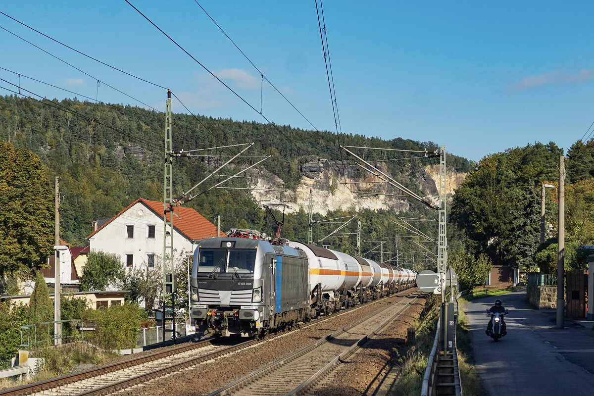 Railpool 193 088, vermietet an RDC, hier am 08.10.2024 mit einem Gaskesselzug aus Tschechien in Stadt Wehlen.