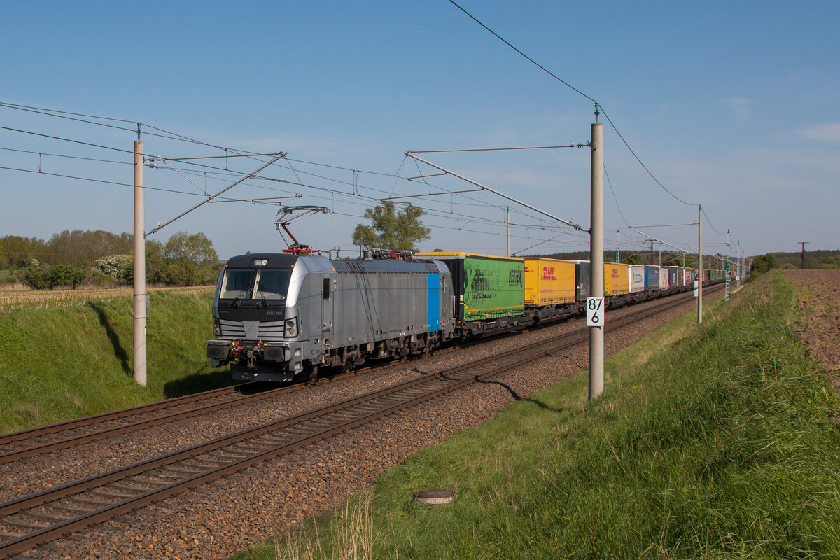 Railpool 193 155-9 (unterwegs für TX Logistik) mit einem bunten KLV-Zug am 01.05.2024 auf dem Weg in Richtung Berlin. Ziel des Zuges ist wahrscheinlich Verona in Italien. Ein Vectron mit drei Stromabnehmern scheint eine neue Version zu sein, ich dachte erst, dass einer fehlt, aber das ist bei dieser Serie wohl normal so. Auch das obere Spitzenlicht unterscheidet sich von früheren Varianten. 