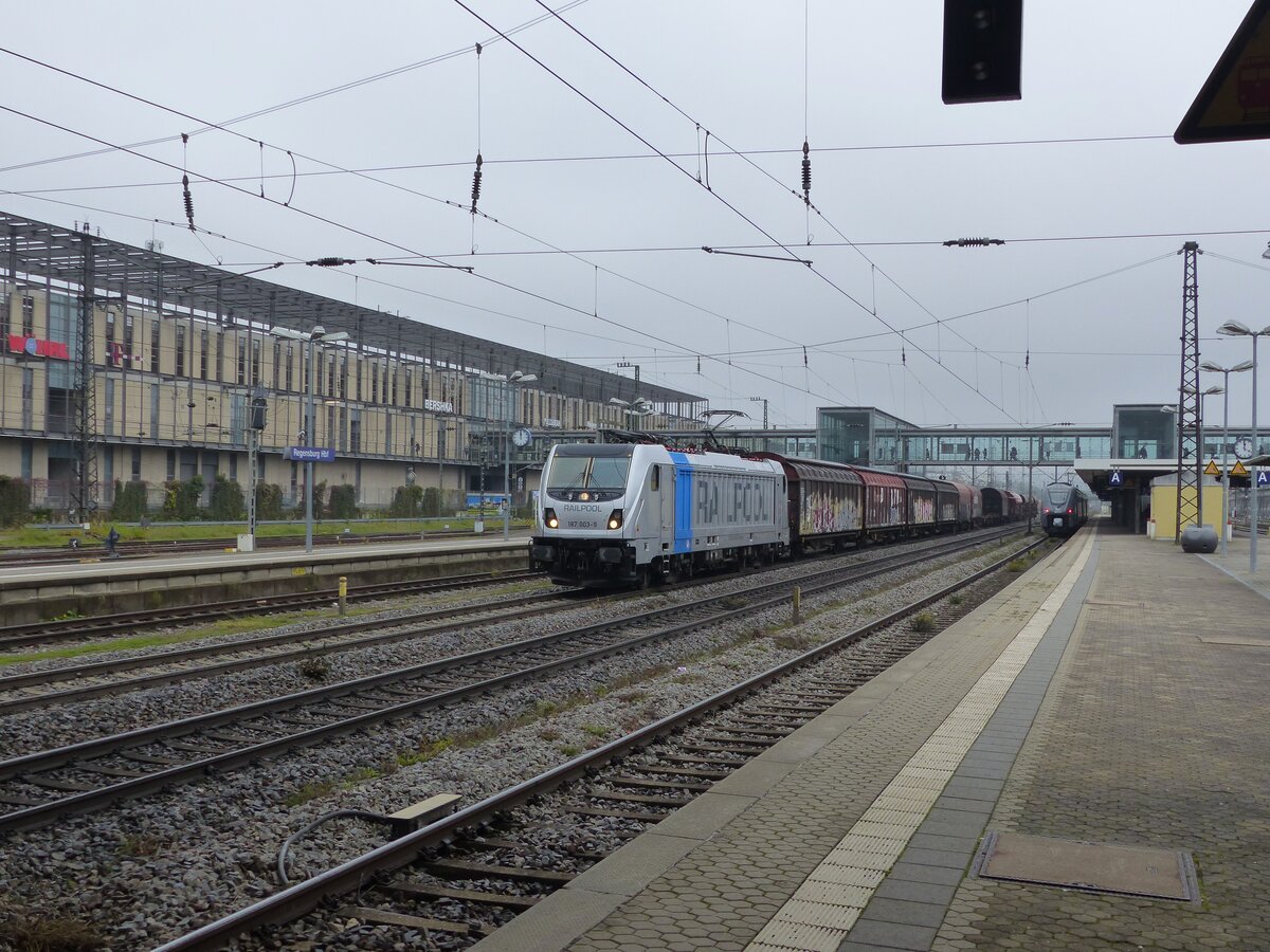 Railpool 9180 6187 003-9 D-Rpool wartet in Regensburg am 16.11.2024 mit einem gemischten GZ auf grünes Licht