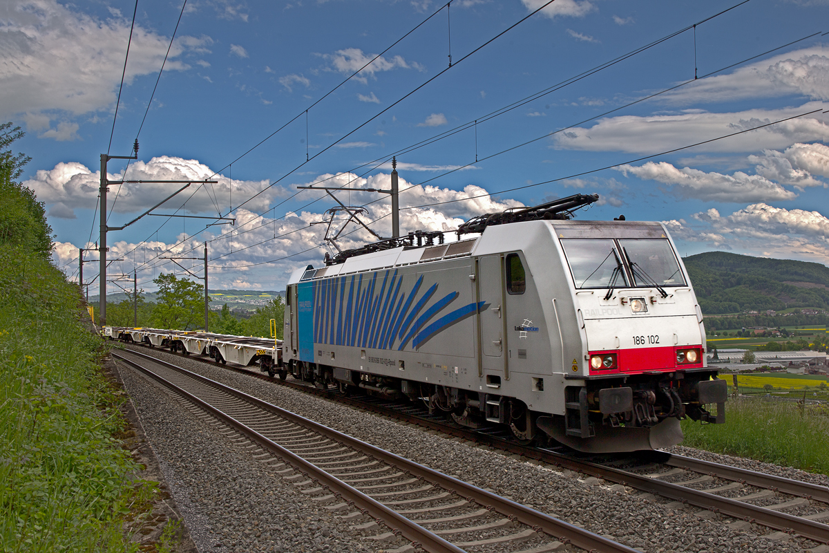 Railpool Maschine 186 102 fährt mit Güterzug den Bözberg hinauf.Bild Schinznach den 6.5.2015