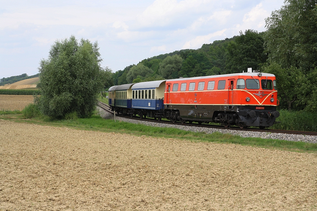 RBAHN 2050.09 mit dem SR 16841 (Ernstbrunn - Rückersdorf-Harmannsdorf) am 02.August 2019 beim Strecken-Km 23,5 der Lokalbahn Korneuburg - Mistelbach.