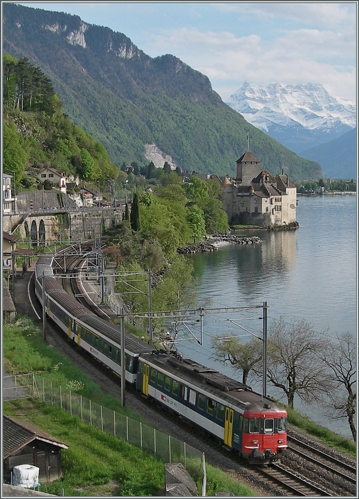 RBe 4/4 mit RE 2739 bem Château de Chillon am 2. Mai 2008.
(1024 px. Version)