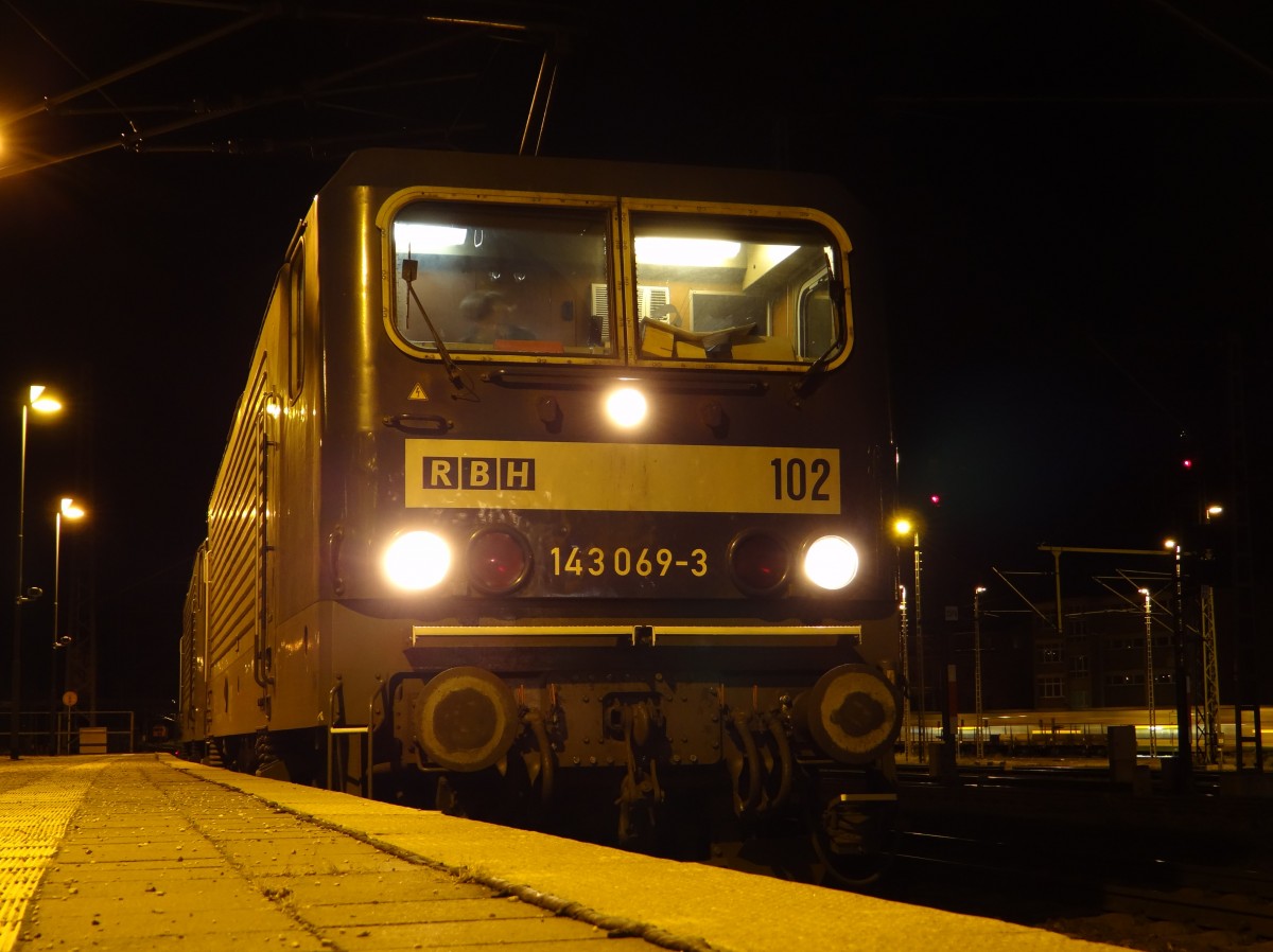  RBH 143 096 und 143 056 zusehen am 08.12.13 in Saalfeld/Saale.