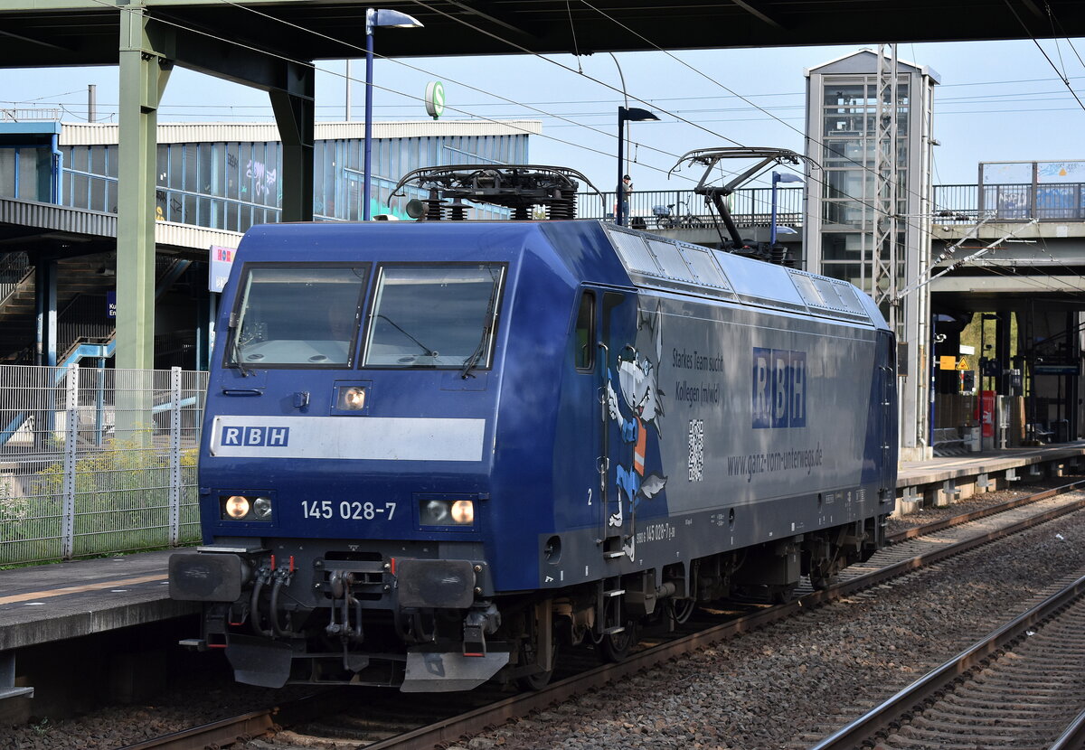 RBH Logistics GmbH, Gladbeck [D] mit der  145 028-7  [NVR-Nummer: 91 80 6145 028-7 D-DB] am 22.08.24 Durchfahrt Bahnhof Berlin-Hohenschönhausen.