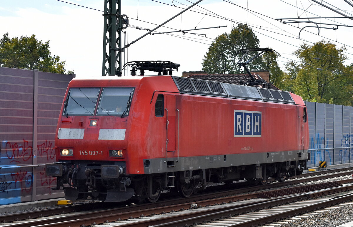 RBH Logistics GmbH, Gladbeck [D]  mit der  145 007-1  [NVR-Nummer: 91 80 6145 007-1 D-DB] am 07.10.24 Höhe Bahnhof Berlin Karow.