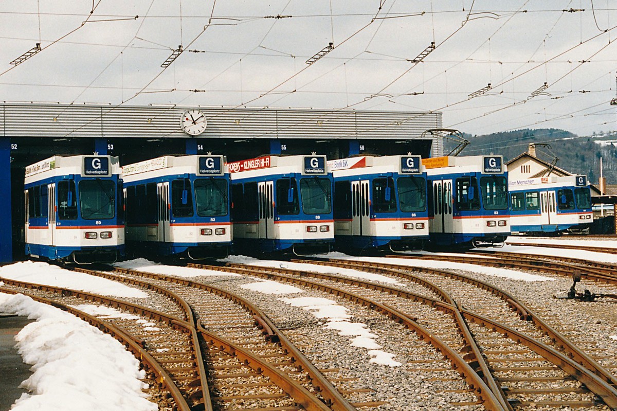 RBS: 100 Jahre Worblentalbahn WT. Heute vor 100 Jahren am 23. August 1913 fuhr der erste Zug durchs Worblental nach Worb. Im Jahre 1987 wurden die letzten  blauen Bhnli  der Muri-Linie durch die neuen Be 4/8 81-89 abgelst. Sechs Triebzge der neuen  Blau-Bhnli-Flotte  konnten im Februar 1988 vor der neuen Wageneinstellhalle in Worb-Dorf im Bilde festgehalten werden.
Foto: Walter Ruetsch