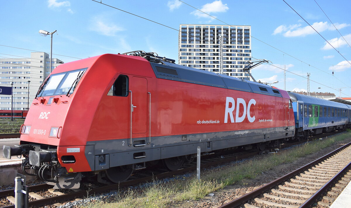 RDC Asset GmbH, Hamburg [D] mit ihrer  101 099-0  [NVR-Nummer: 91 80 6101 099-0 D-RDC] wird mit dem SJ EURONIGHT nach Stockholm am Abend des 01.08.24 im Bahnhof Berlin-Lichtenberg bereitgestellt. 