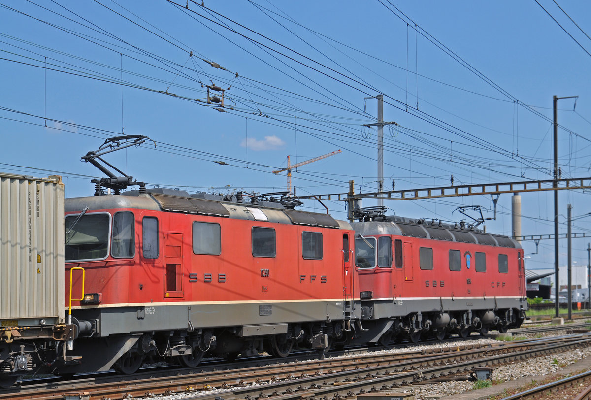 Re 10/10, mit den Loks 11634 und 11290, durchfahren den Bahnhof Pratteln. Die Aufnahme stammt vom 07.05.2016.