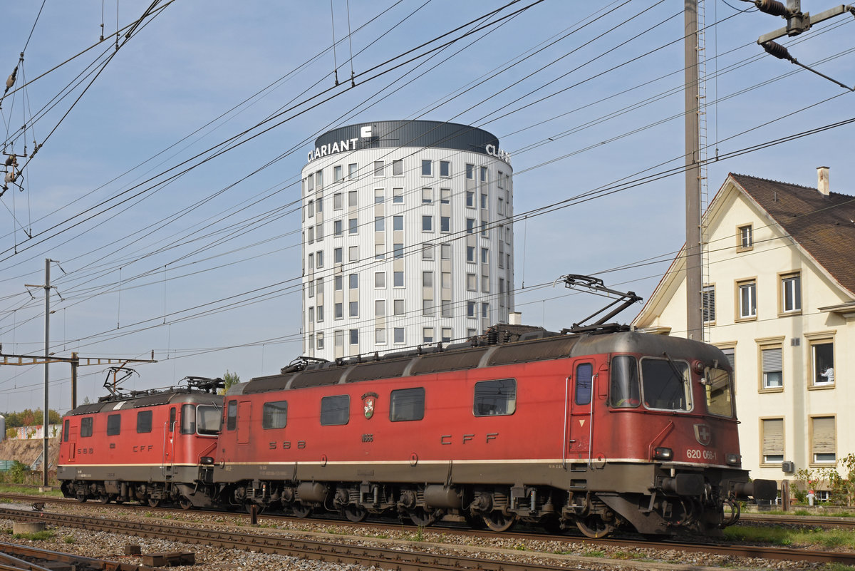 Re 10/10, mit den Loks 420 338-6 und 620 066-1, durchfährt den Bahnhof Pratteln. Die Aufnahme stammt vom 18.10.2018.