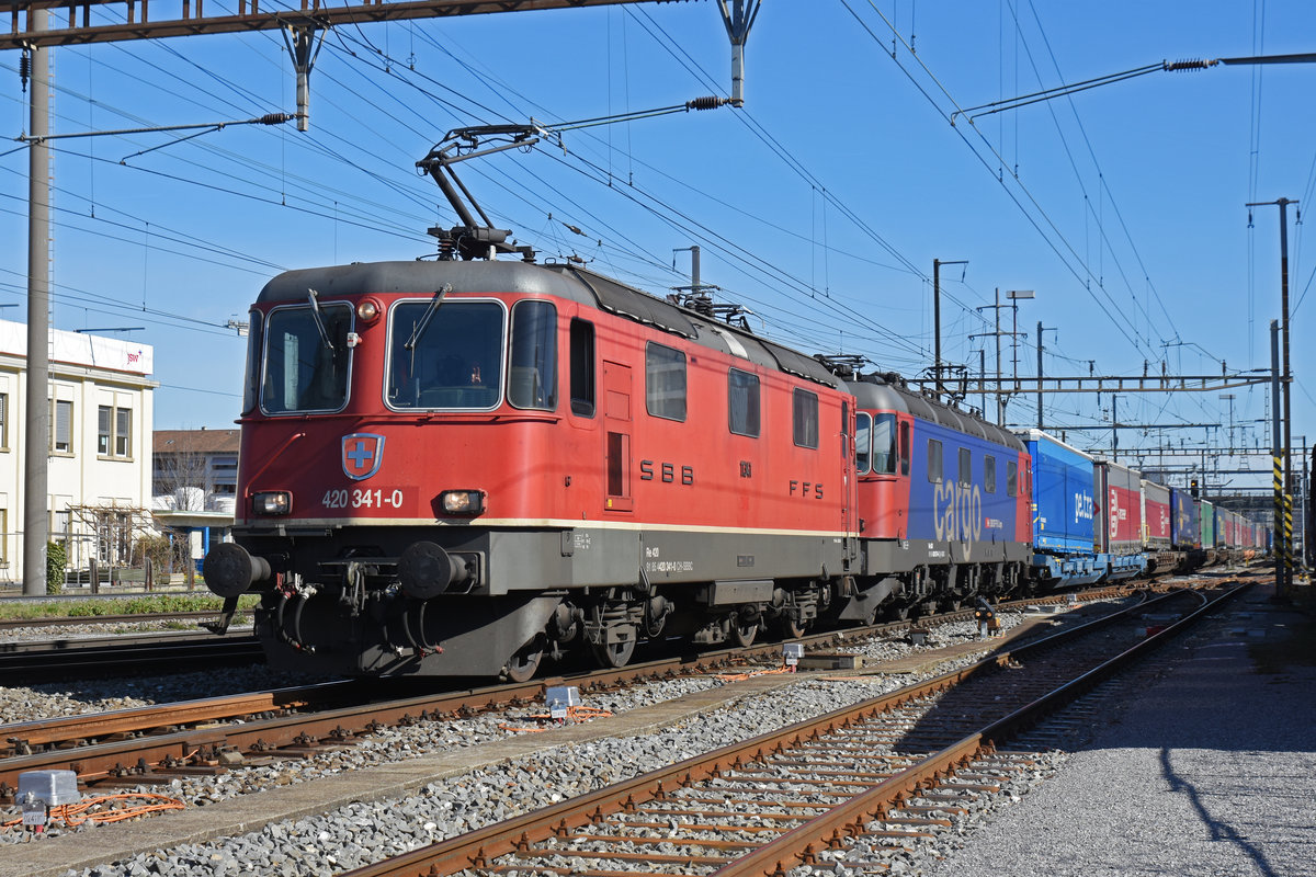 Re 10/10, mit den Loks 420 341-0 und 620 079-4, durchfährt den Bahnhof Pratteln. Die Aufnahme stammt vom 28.02.2020.