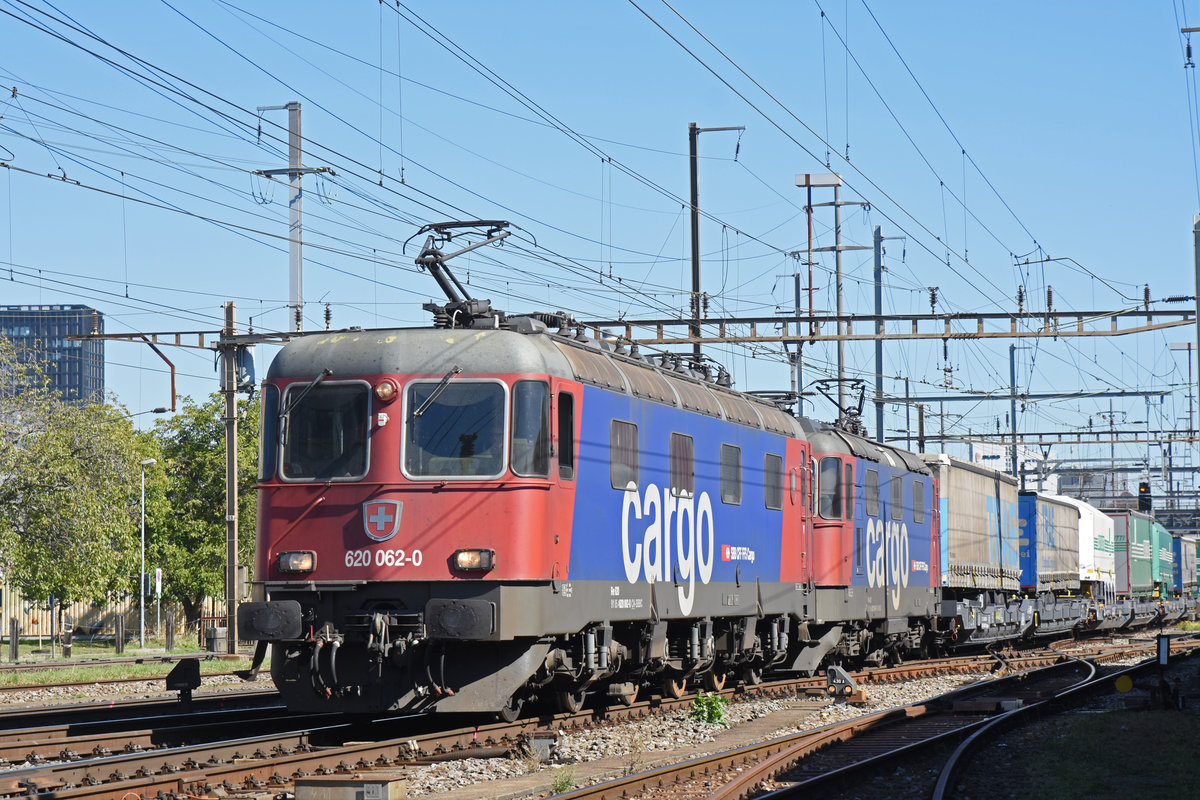 Re 10/10, mit den Loks 620 062-0 und 420 346-9, durchfährt den Bahnhof Pratteln. Die Aufnahme stammt vom 27.09.2018.