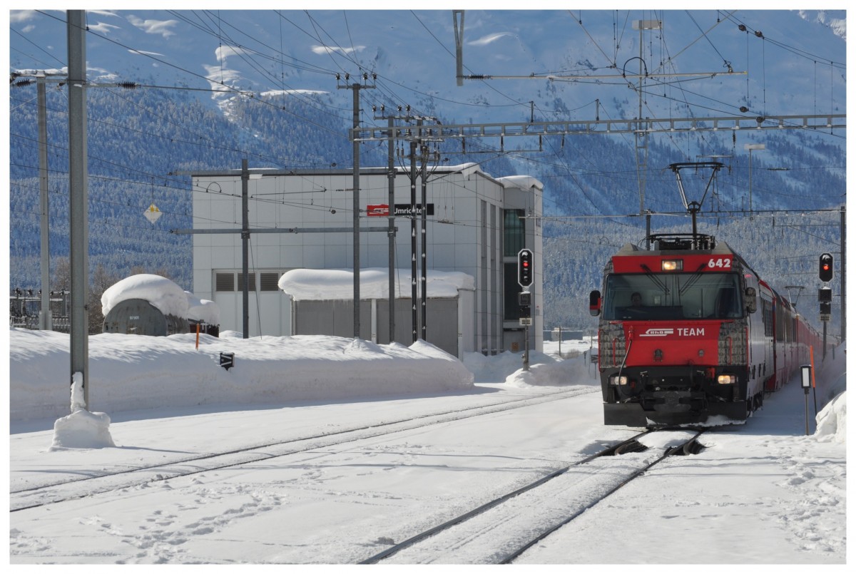 RE 1132 mit Ge 4/4 III 642  Breil/Brigels  in Bever. (22.02.2014)