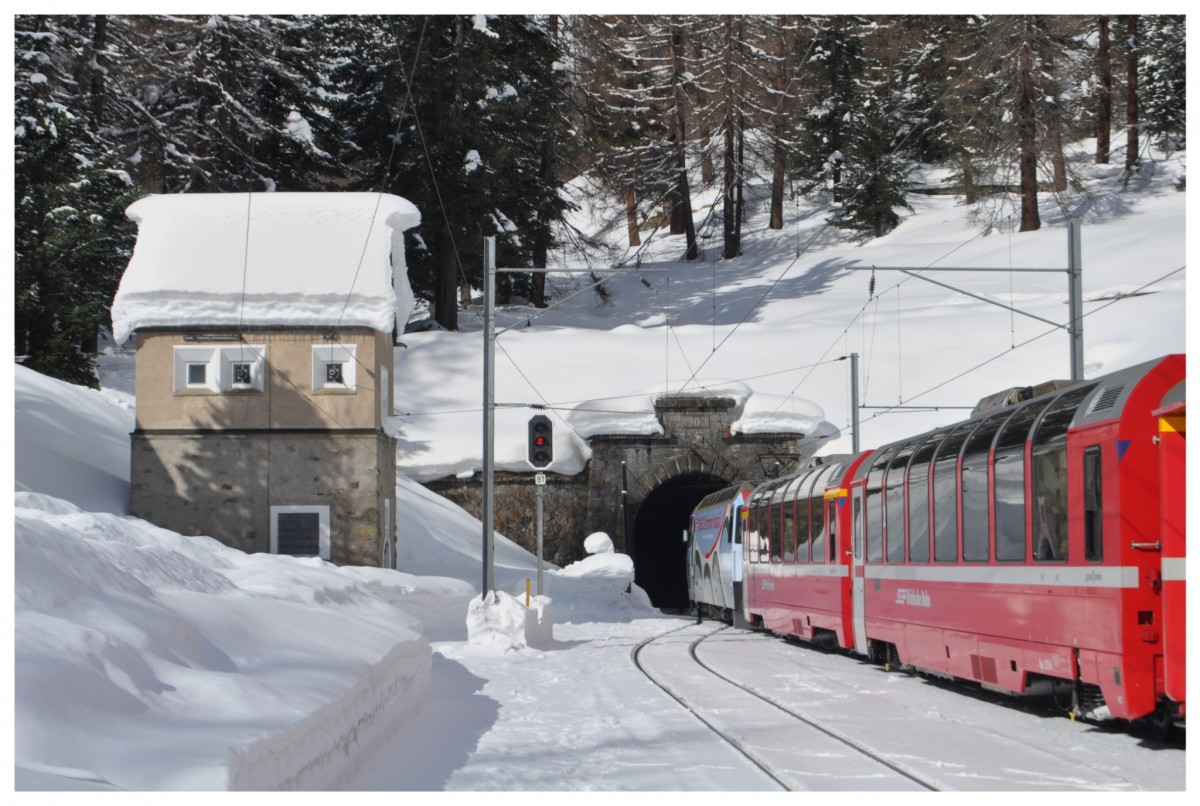 RE 1136 mit Ge 4/4 III 650  Seewis-Valzeina  verschwindet im Albulatunnel in Spinas, (22.02.2014)