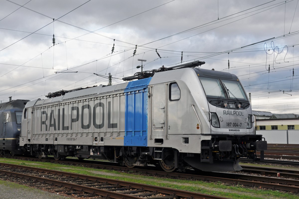 Re 187 004-7 wartet am Badischen Bahnhof auf einen weiteren Einsatz. Die Aufnahme stammt vom 18.11.2014.