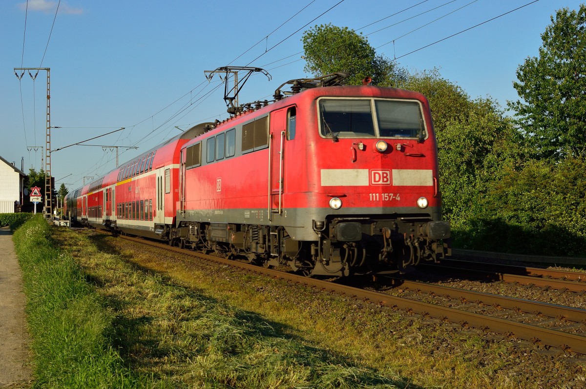 RE 4 nach Aachen Hbf gezogen von der 111 157-4 bei Wickrath. 16.5.2014