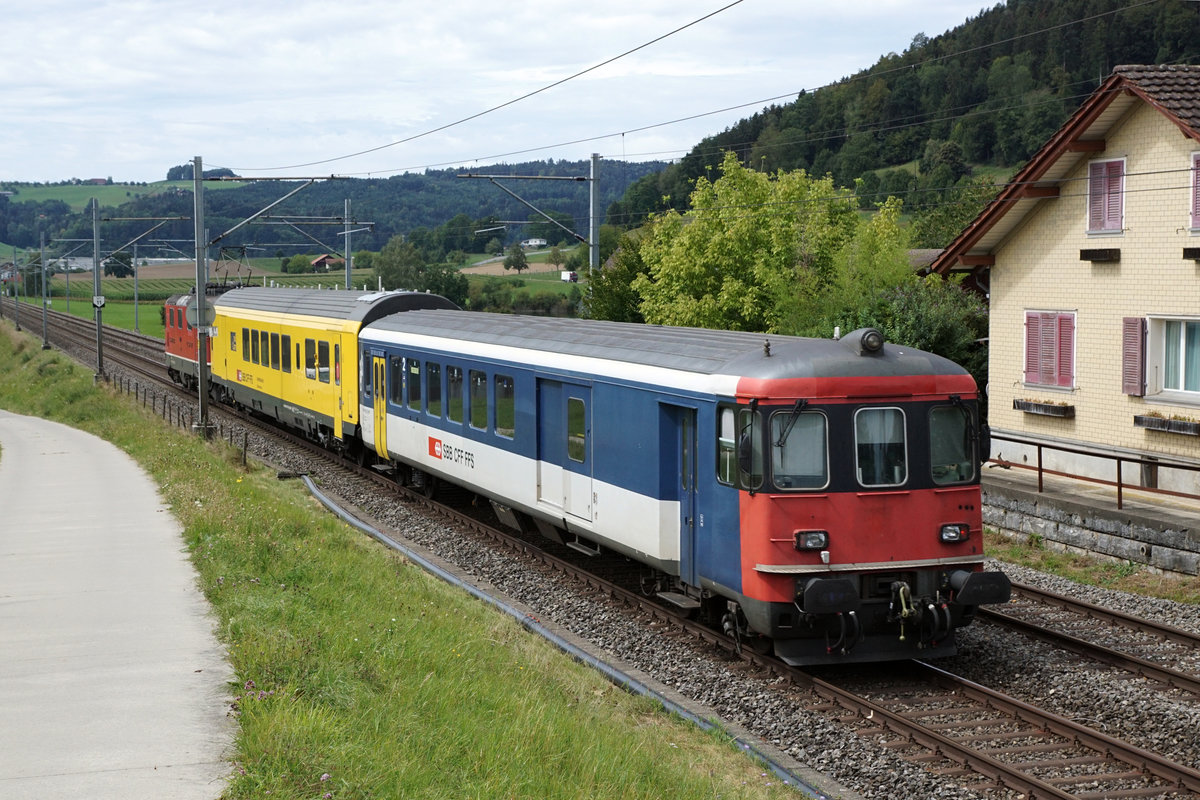 Re 420 112-5 mit einem Messzug bei Wauwil unterwegs am 27. August 2020.
Foto: Walter Ruetsch