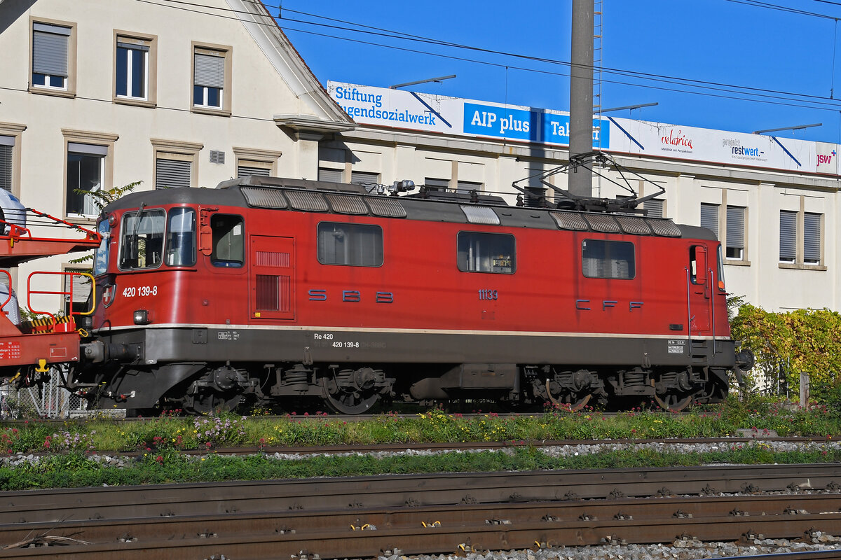 Re 420 139-8 durchfährt am 28.10.2024 den Bahnhof Pratteln.