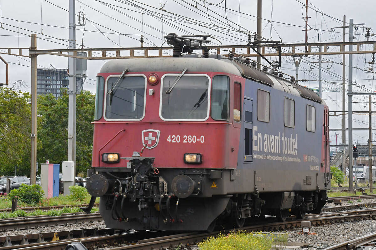 Re 420 208-0 durchfährt am 09.09.2024 den Bahnhof Pratteln.