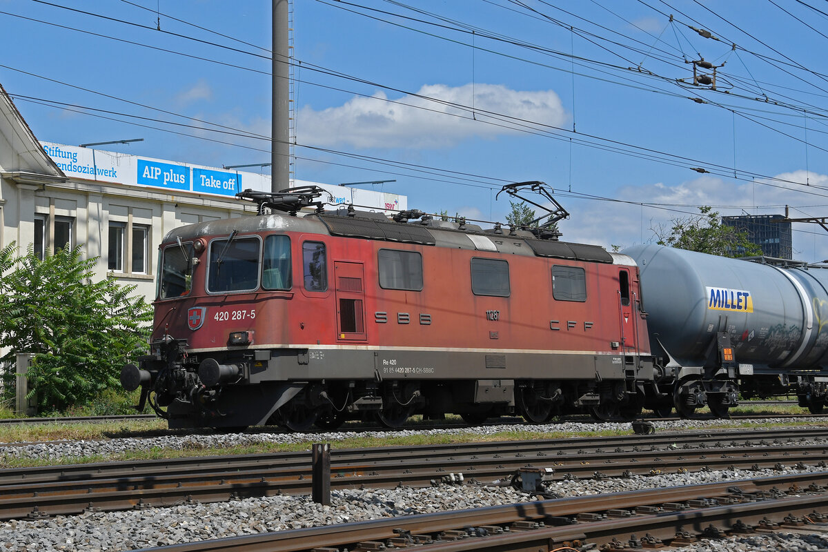 Re 420 287-5 durchfährt am 23.07.2024 den Bahnhof Pratteln.