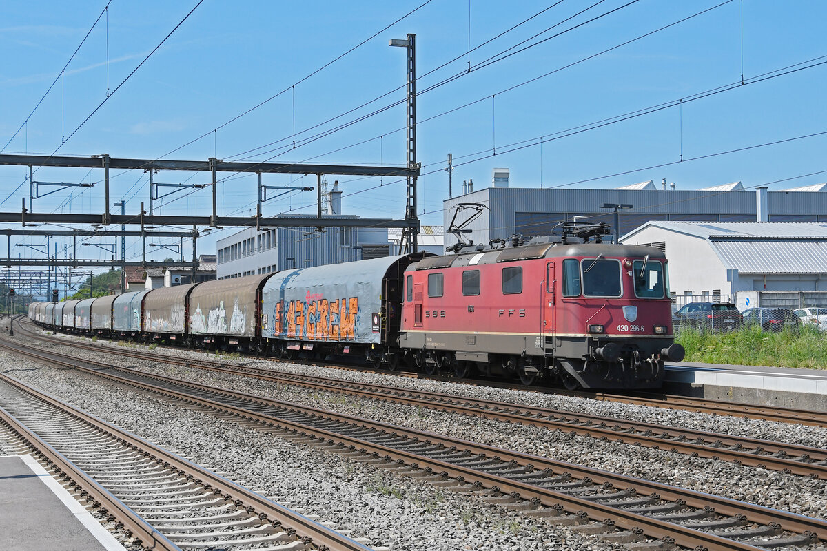 Re 420 296-6 durchfährt am 12.08.2024 den Bahnhof Rupperswil.