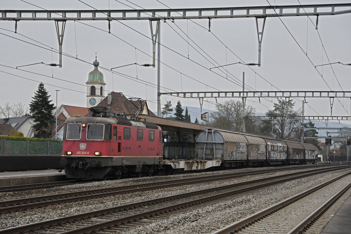 Re 420 324-6 durchfährt am 26.01.2023 den Bahnhof Rupperswil.