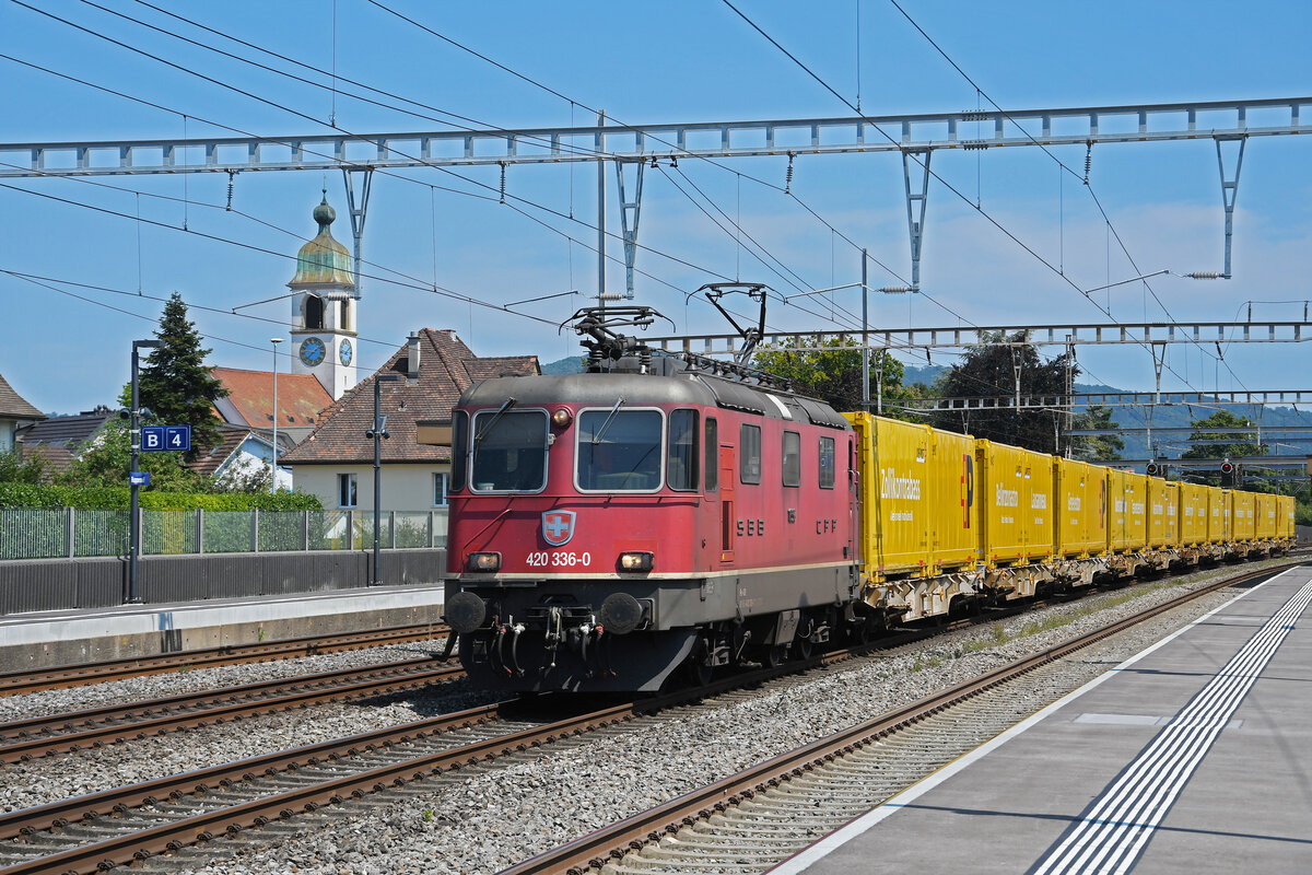 Re 420 336-0 durchfährt am 12.08.2024 den Bahnhof Rupperswil.