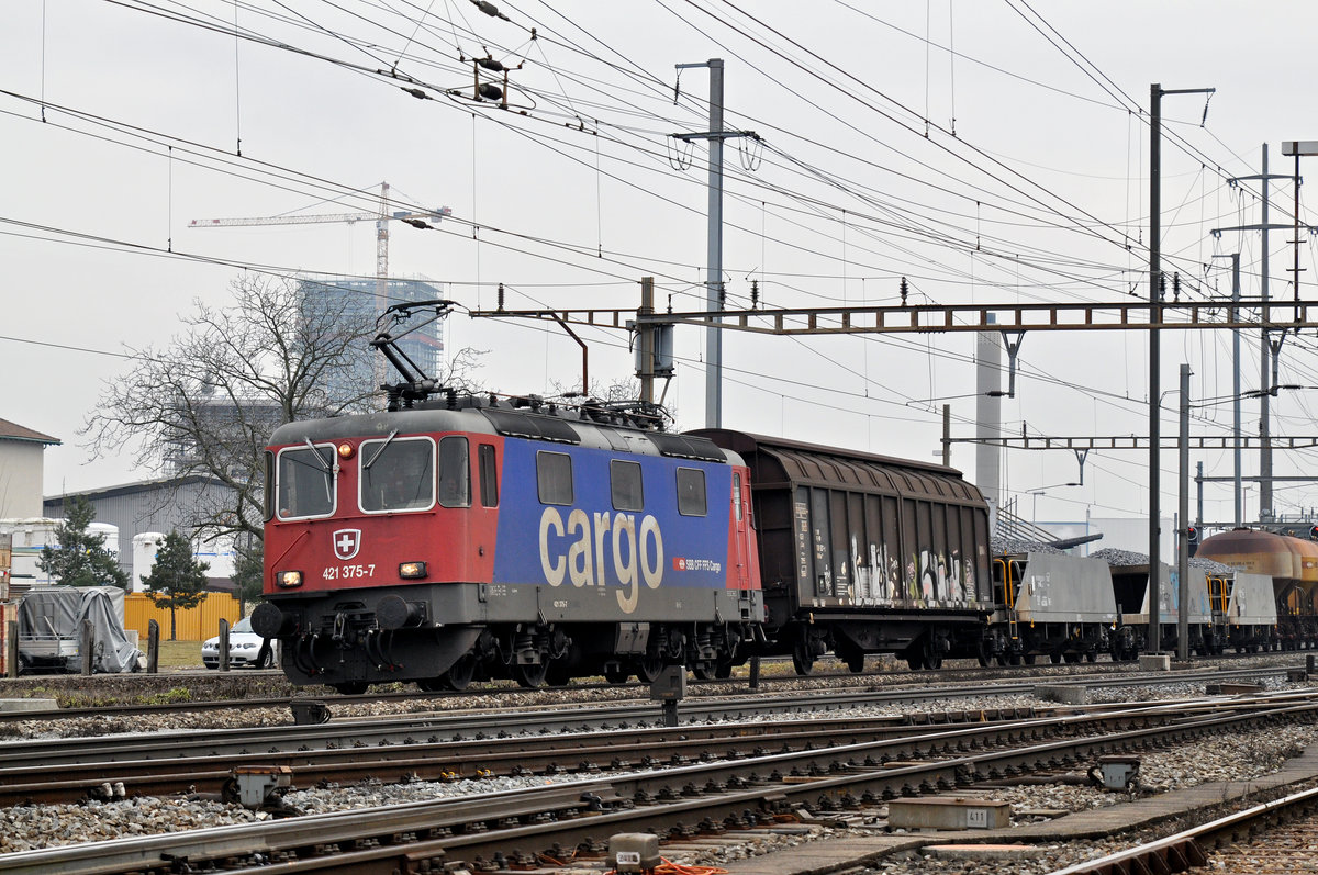 Re 421 375-7 durchfährt den Bahnhof Pratteln. Die Aufnahme stammt vom 07.02.2017.